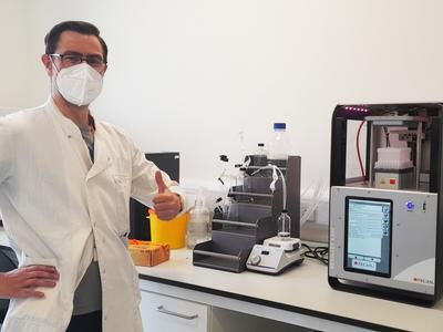 Steven Rudder, PhD student in Gemma Langridge’s research group at the Quadram Institute, Norwich gives a thumbs up to RevoluGen’s automated Fire Monkey HMW-DNA extraction