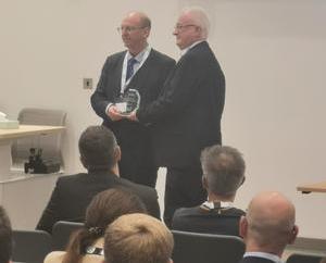 Tony Jones, PhD (left), CEO of One Nucleus, presenting the 2022 BioNewsRound Award to Stephen Rhind, PhD (right) from the Quadram Institute